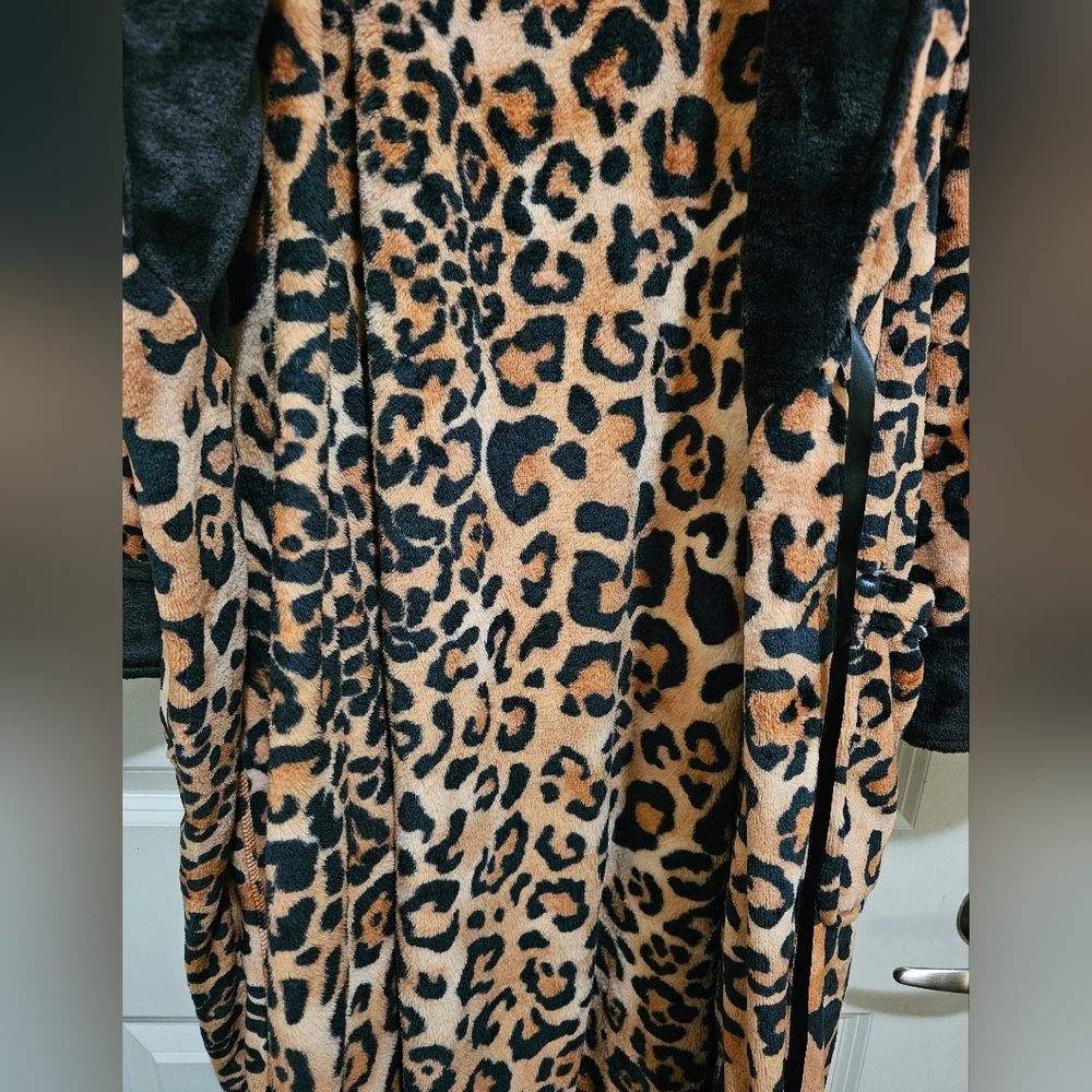 ANNE KLEIN CHEETAH PRINT LONG ROBE (NWT) - Picture 4 of 12